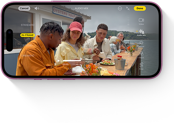 Użytkownik iPhone’a 16 edytuje film przedstawiający grupę przyjaciół przy posiłku