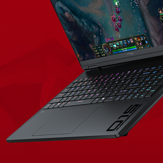 Zbliżenie na klawiaturę i touchpad laptopa Omen 15 podczas wyświetlania rozgrywki z gry League of Legends