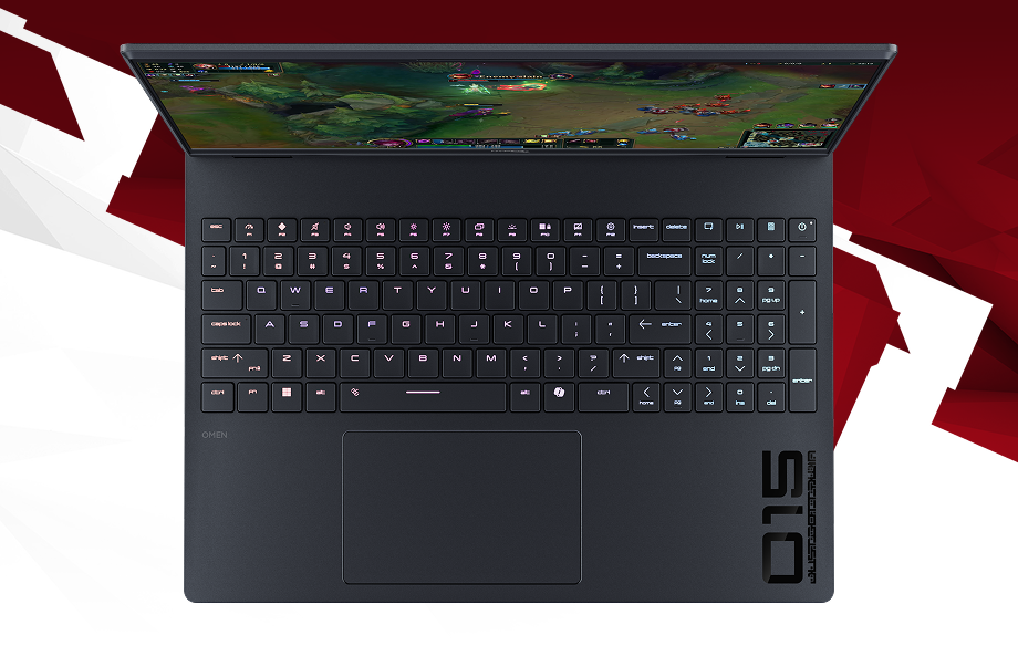 Widok od góry na klawiaturę laptopa HyperX Omen 15