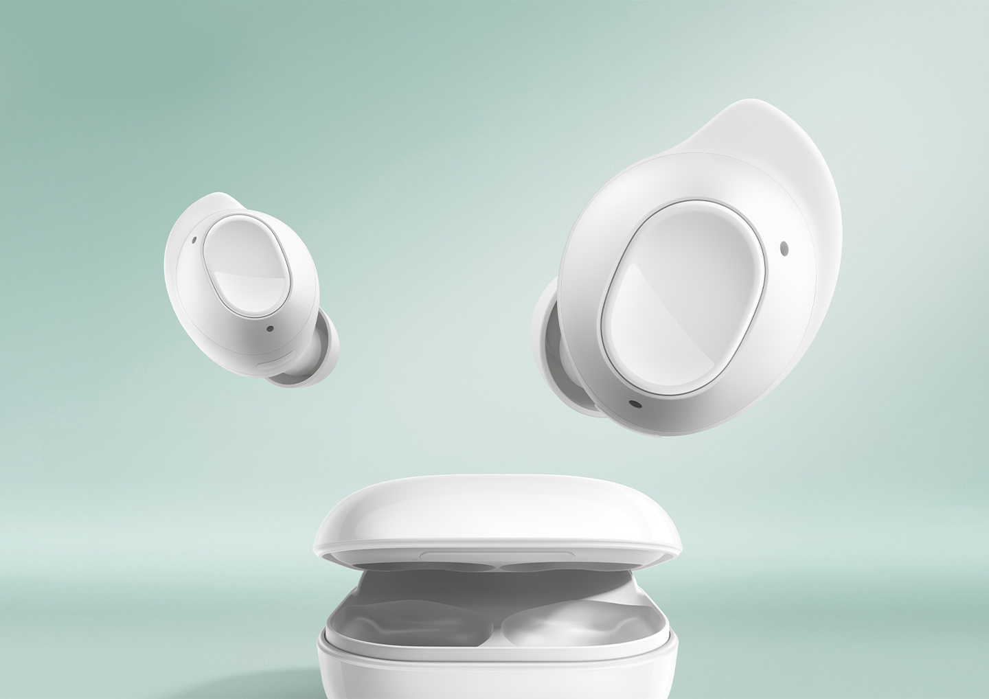 Galaxy Buds FE pokazane z dwiema słuchawkami unoszącymi się nad lekko otwartym etui ładującym.