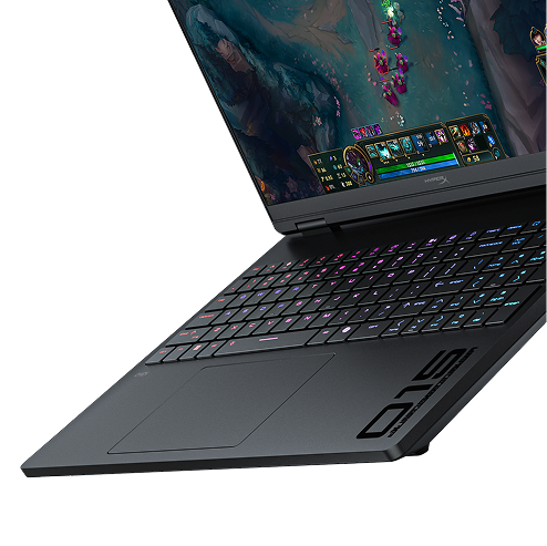 Zbliżenie na klawiaturę i touchpad laptopa Omen 15 podczas wyświetlania rozgrywki z gry League of Legends