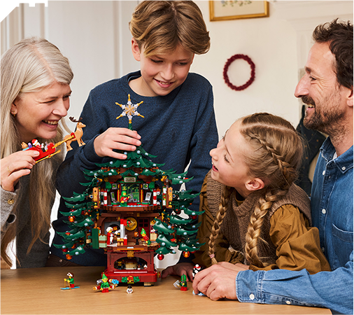 Świąteczne ozdoby LEGO na tle choinki