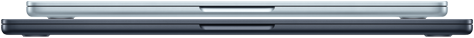 Zamknięty 13-calowy MacBook Air w kolorze błękitnym leżący na zamkniętym 15-calowym MacBooku Air w kolorze północ.