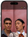 Ekran iPhone’a 17 Pro prezentujący funkcję Centrum uwagi w zdjęciach i sposób robienia grupowego selfie, widać zaznaczone twarze poszczególnych osób