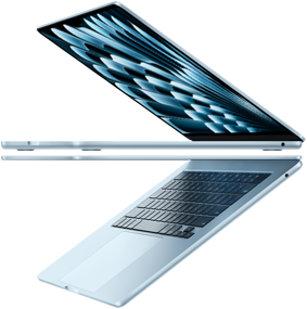 Dwa otwarte laptopy MacBook Air w kolorze błękitnym tworzące kształt strzałki, co podkreśla ich smukły profil