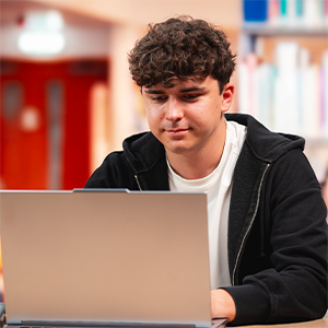 Studenci używający laptopów NVIDIA
