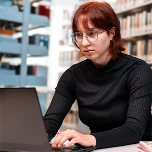 Studenci używający laptopów NVIDIA