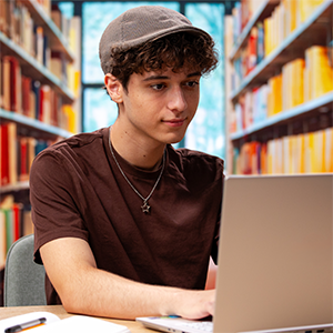 Studenci używający laptopów NVIDIA