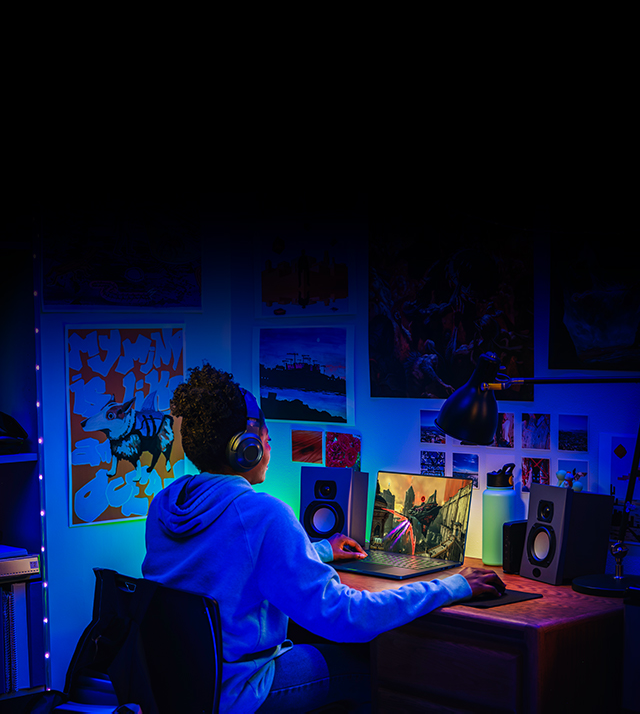 Student używający laptopa z GeForce RTX