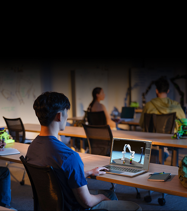 Student używający laptopa z GeForce RTX