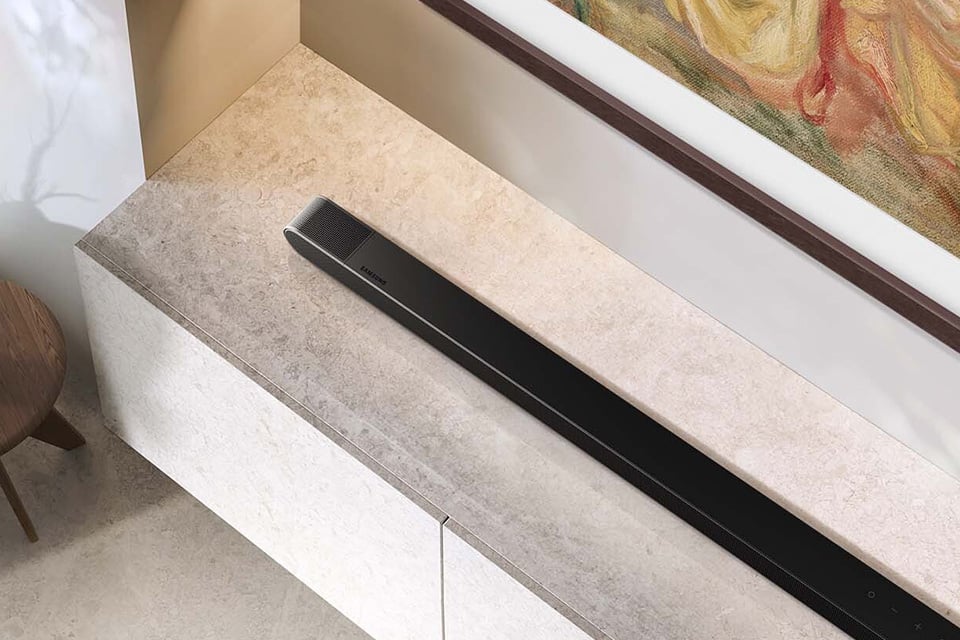 Samsung Soundbar Ultra Slim HW-S800D pod telewizorem na półce