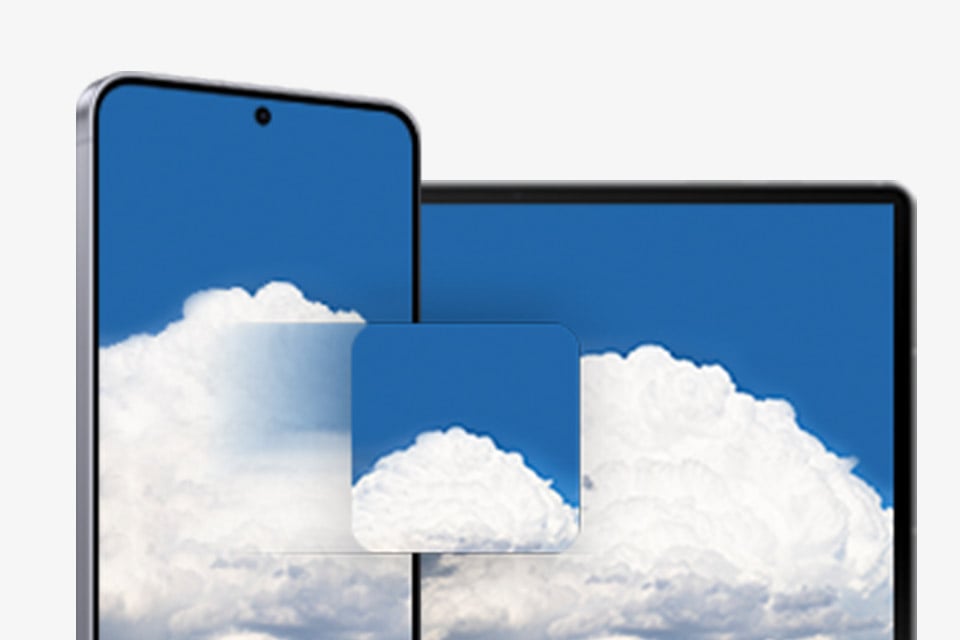 Smartfon i tablet firmy Samsung wyświetlają ten sam obraz błękitnego nieba z białymi chmurami, ilustrując funkcję szybkiego udostępniania firmy Samsung, umożliwiającą bezproblemowe udostępnianie treści pomiędzy urządzeniami.