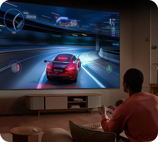Poczuj efekt wow podczas rozgrywki na super dużym telewizorze Samsung dostępnym w sieci sklepów X-Kom.