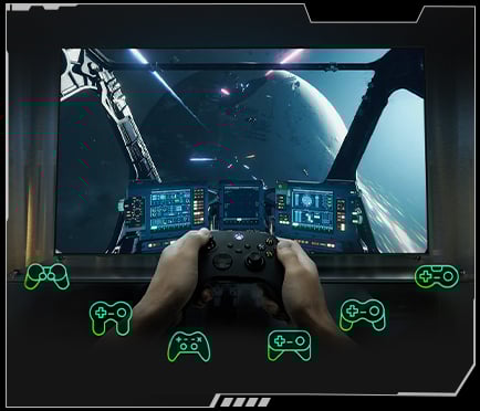 Gracz gra w grę dziejącą się w kosmosie za pomocą kontrolera podłączonego do telewizora Samsung. Dookoła jego kontrolera są ikony różnych typów kontrolerów.